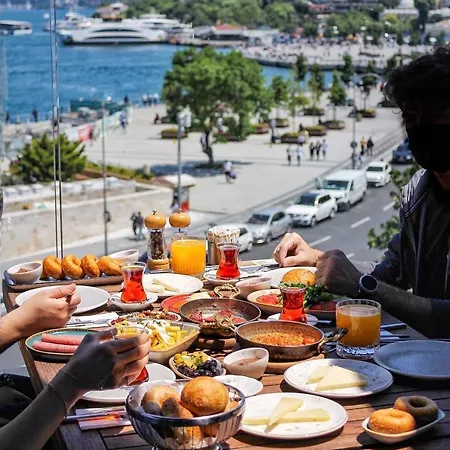 White 公寓式酒店 4*