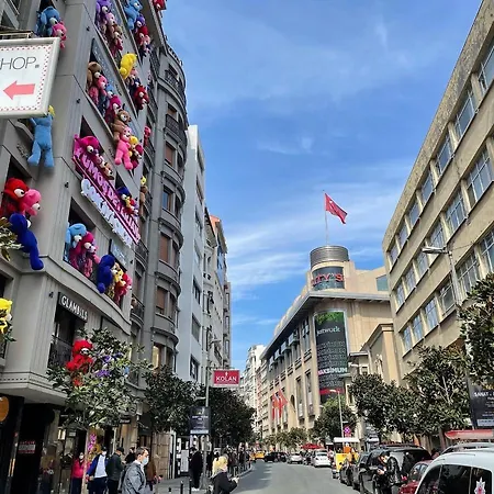 White 公寓式酒店 4*