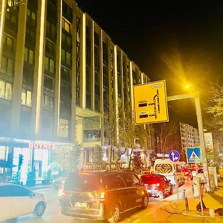 White 公寓式酒店 4*